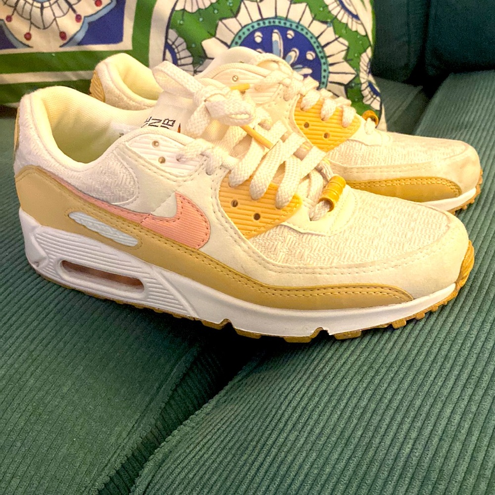 !! Nike sneakers - worn once - size 8.5